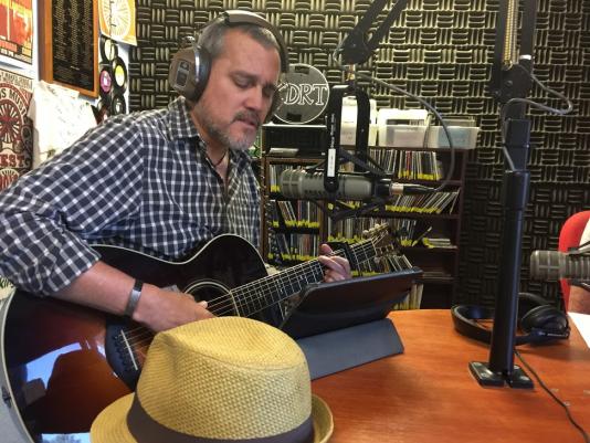 Banjo Bones, KDRT, pieter pastoor, Listening Lyrics