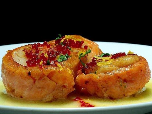 Picture of salmon wrapped scallops with beurre blanc and caviar (source: Wikimedia Commons)